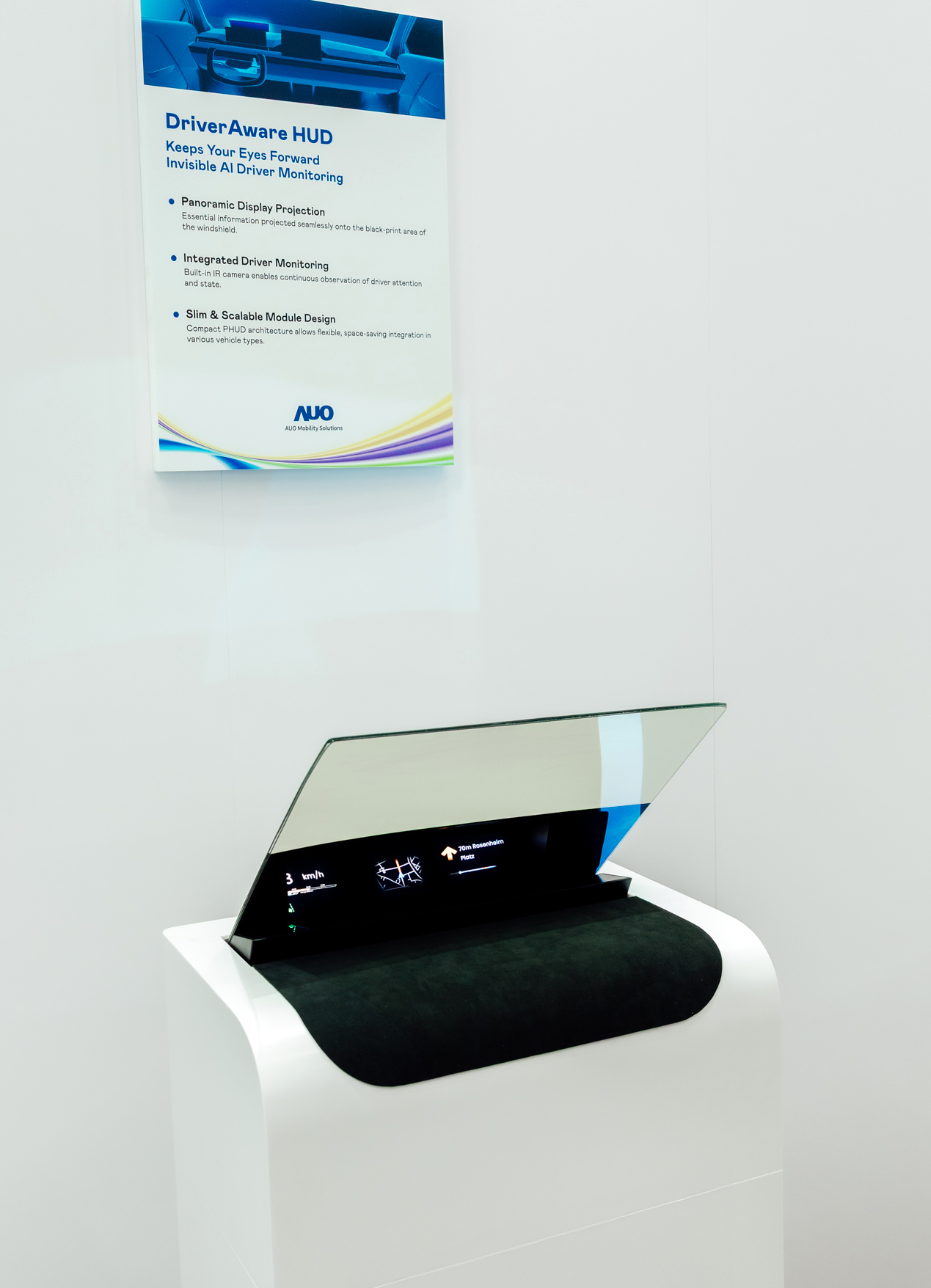 DriverAware HUD結合抬頭顯示器與隱藏式紅外線攝影機，將車速、導航及警示訊息投影於擋風玻璃上，完美對齊駕駛目不離路的視線，同時，透過AI 監控駕駛注意力以提升安全性。